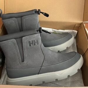 Helly Hansen Ladies 7.5 Charcoal “Adore” Boots New in the Box!